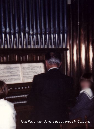 Jean Perrot aux claviers de son orgue V. Gonzalez