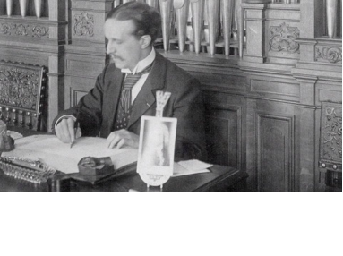 Louis Vierne dans son appartement parisien au n° 62 de la rue des Saints-Pères où il s’était installé vers 1905. La photo date d’environ 1908.